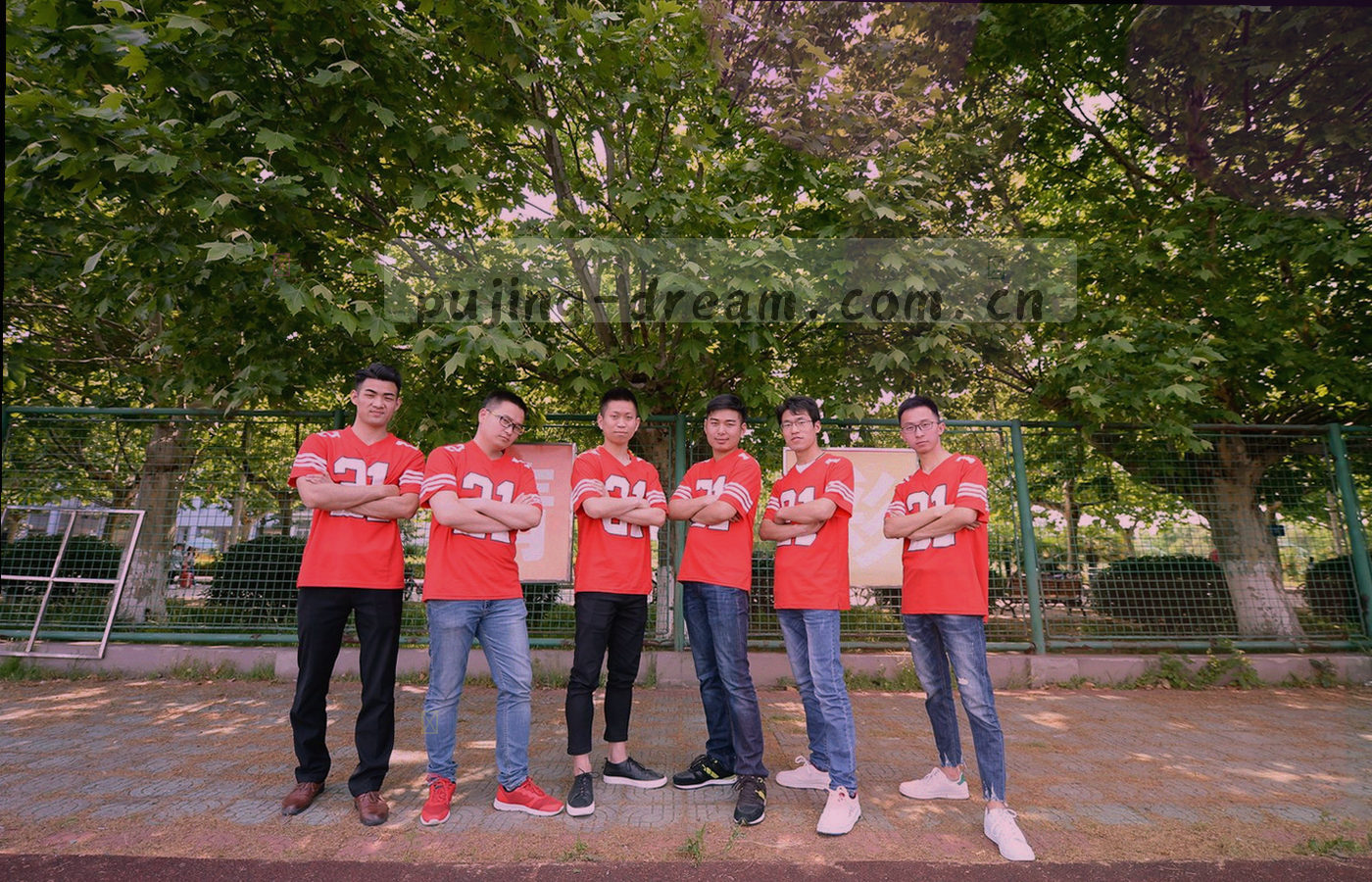 由深浅绿色块拼成的抽象区域示意图，块与块之间留出细缝